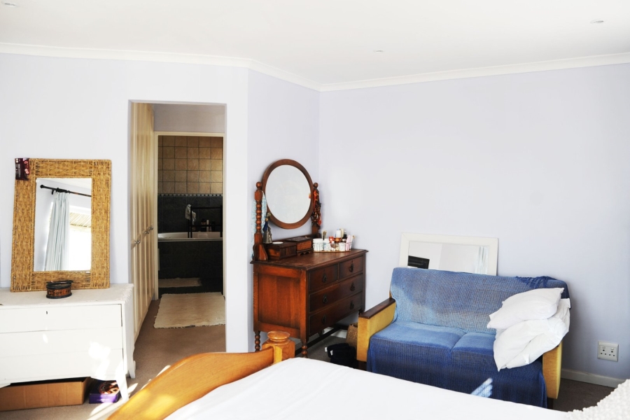 To Let 5 Bedroom Property for Rent in Paradise Beach Western Cape